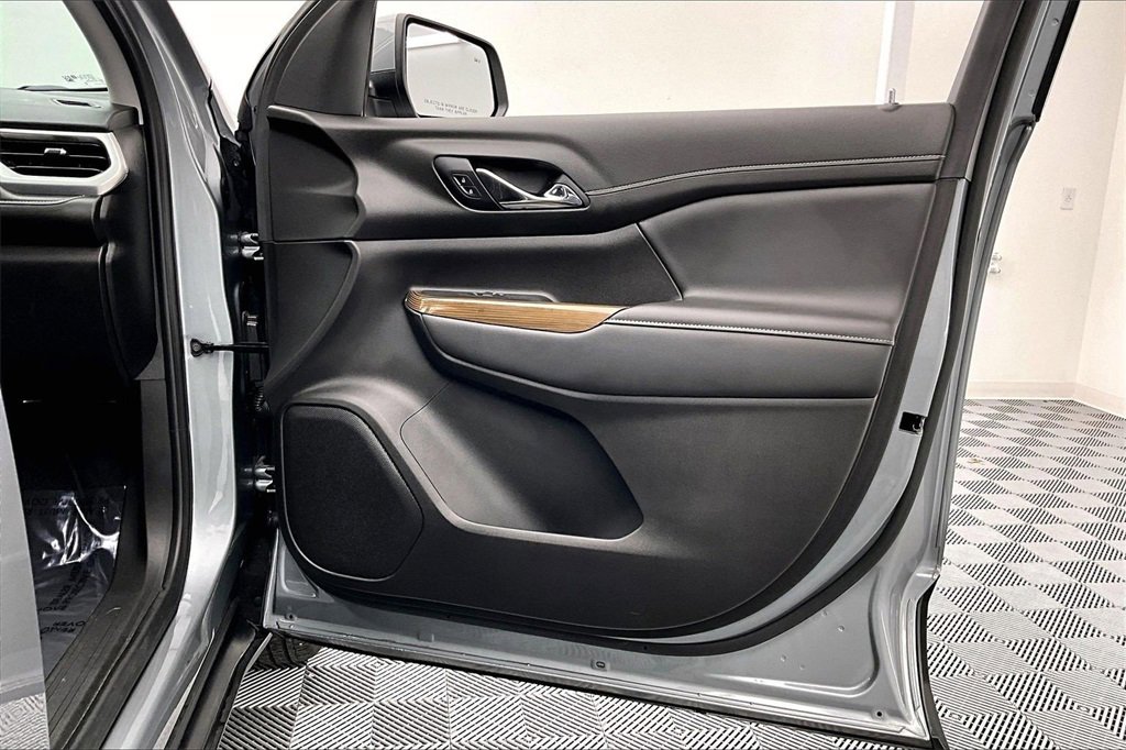 Used 2023 GMC Acadia SLE w/ Driver Convenience Package image 24