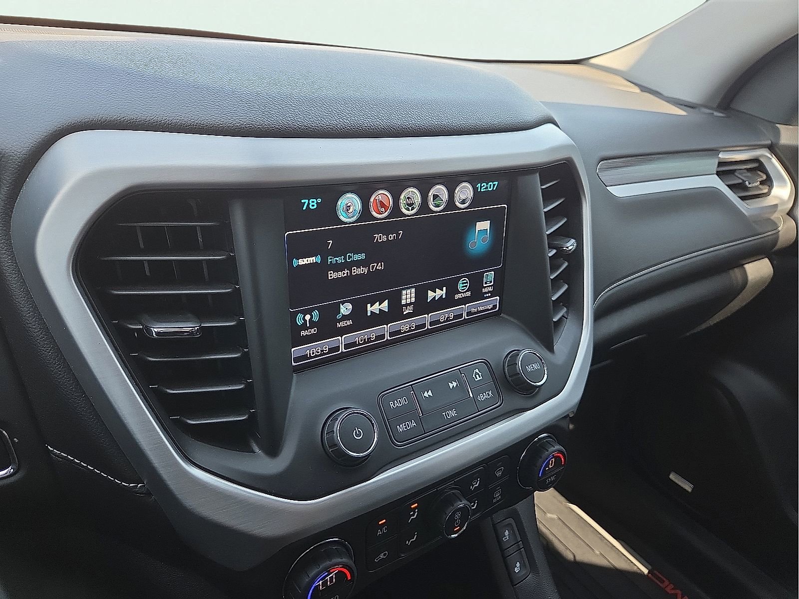 Used 2019 GMC Acadia SLT w/ LPO, Black Accent Package image 16