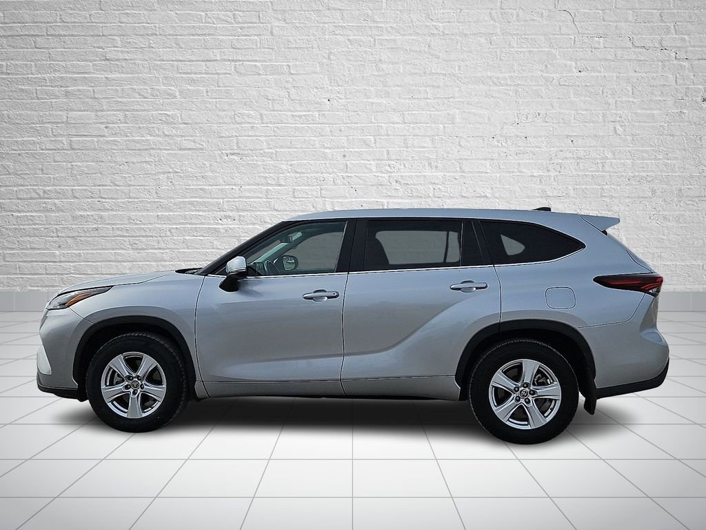 Used 2024 Toyota Highlander LE image 2
