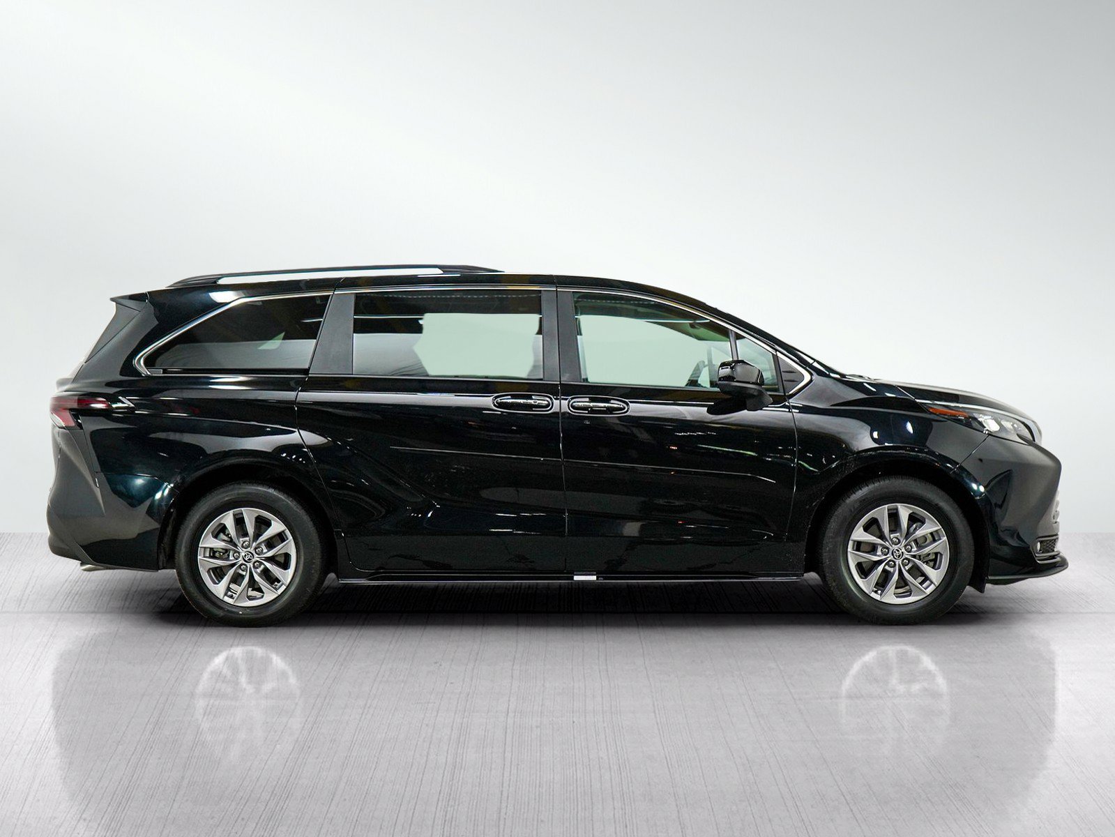 Used 2025 Toyota Sienna XLE w/ XLE Plus Package AWD/4WD image 6