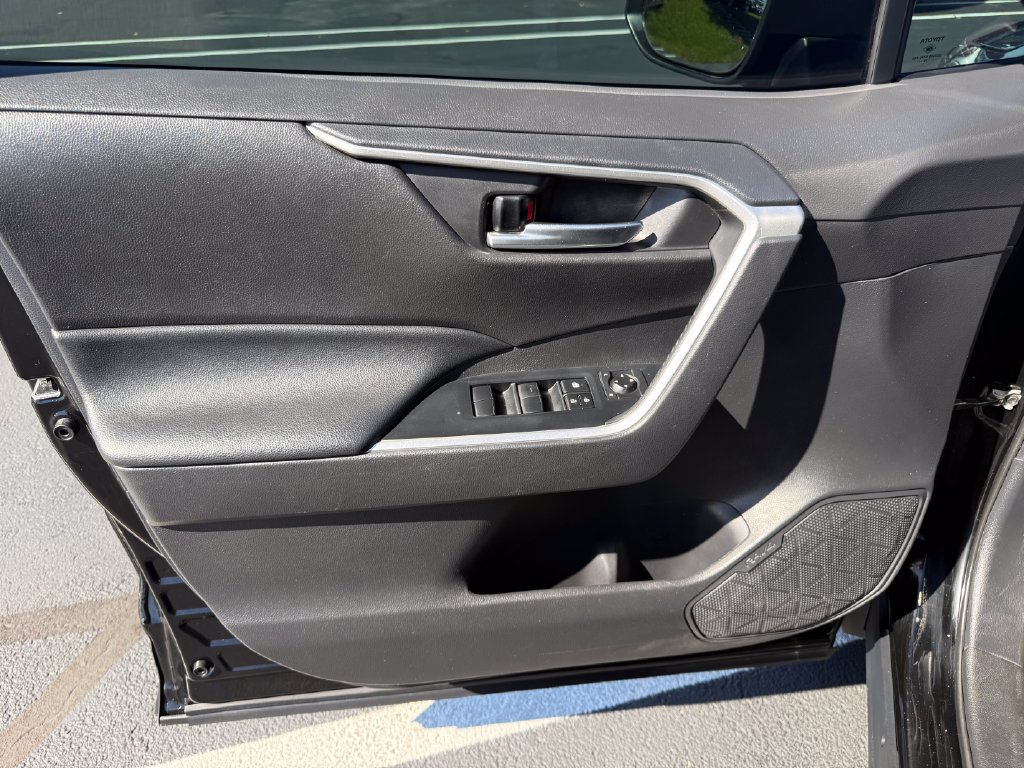 Used 2021 Toyota RAV4 XLE AWD/4WD image 11