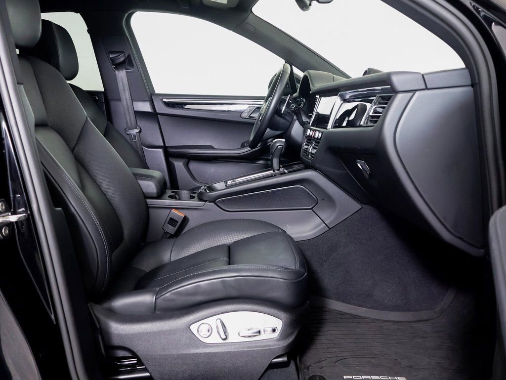 Certified 2025 Porsche Macan AWD/4WD image 8