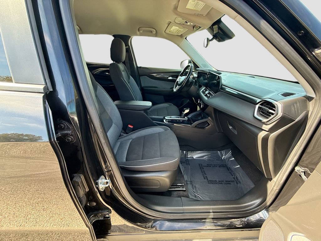 Used 2024 Chevrolet TrailBlazer LT w/ LT Cold Weather Package FWD image 25
