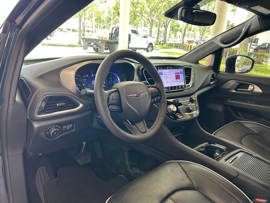 Used 2022 Chrysler Pacifica Limited w/ Uconnect Theater Family Group FWD image 6