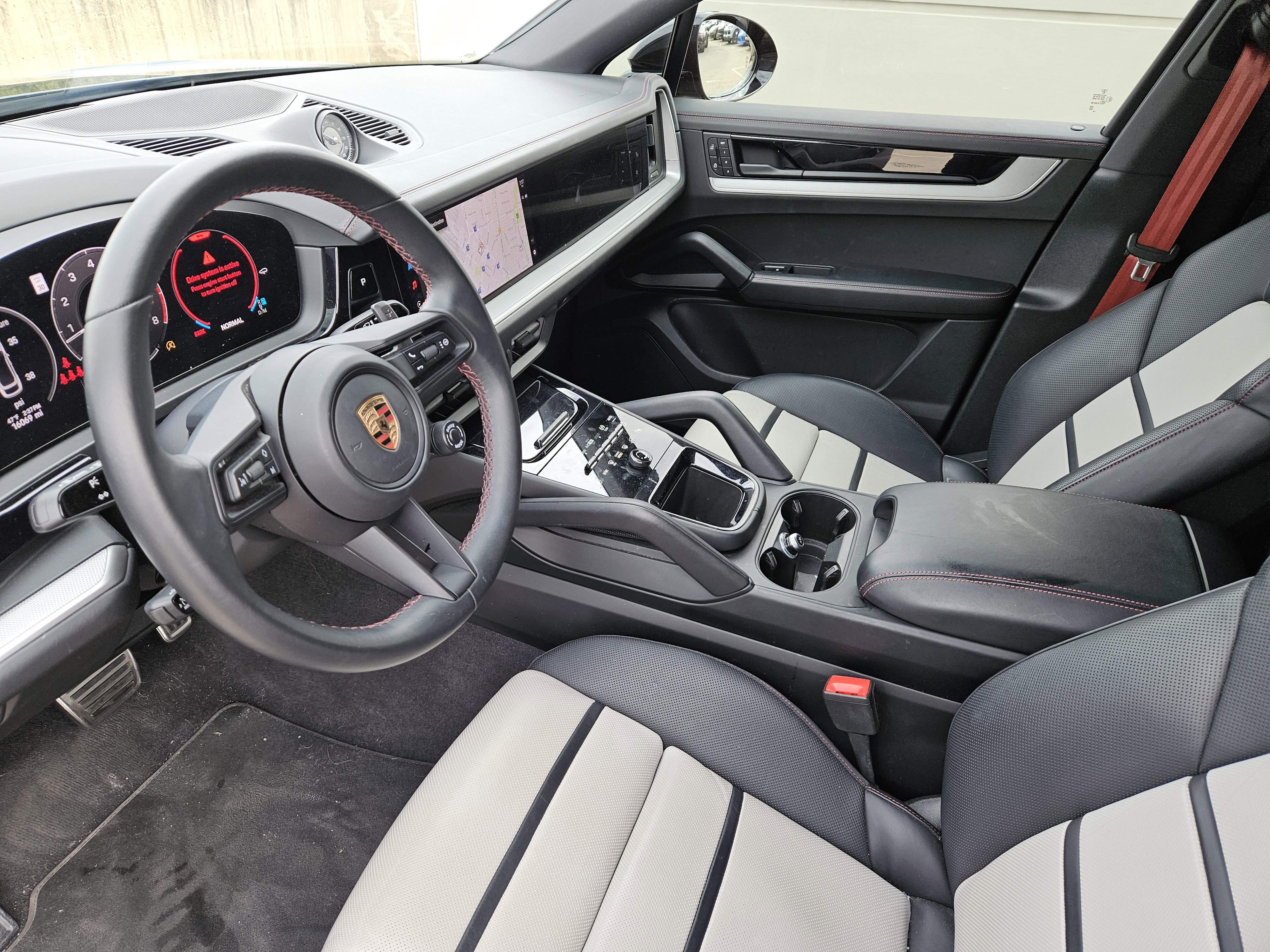 Certified 2025 Porsche Cayenne S image 4