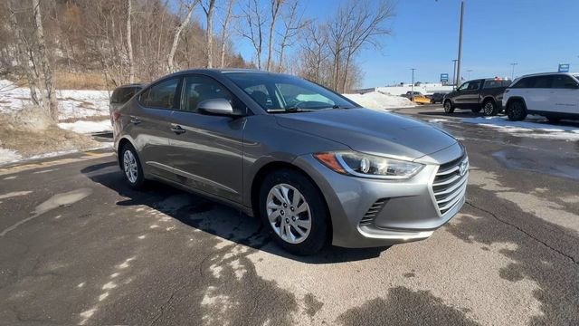 Used 2017 Hyundai Elantra SE w/ Cargo Package image 2