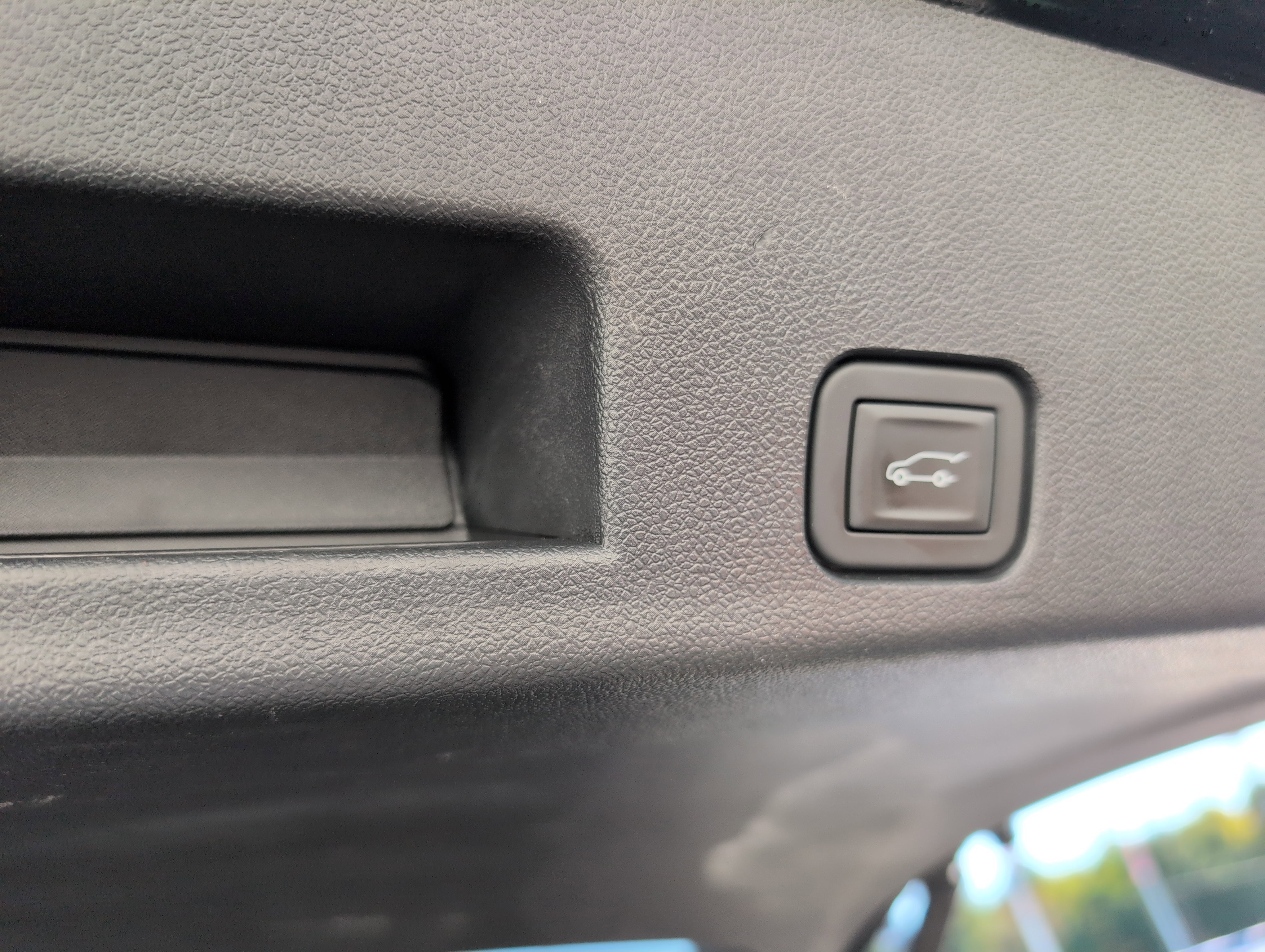 Used 2025 GMC Acadia Elevation image 9