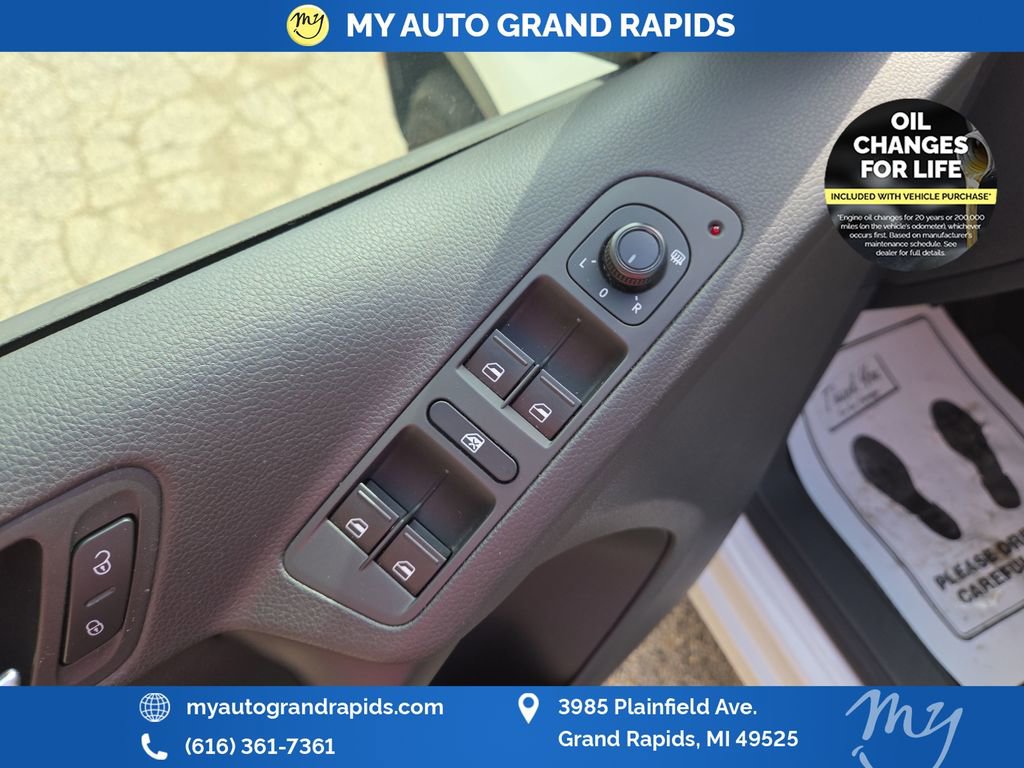 Used 2017 Volkswagen Tiguan S image 11