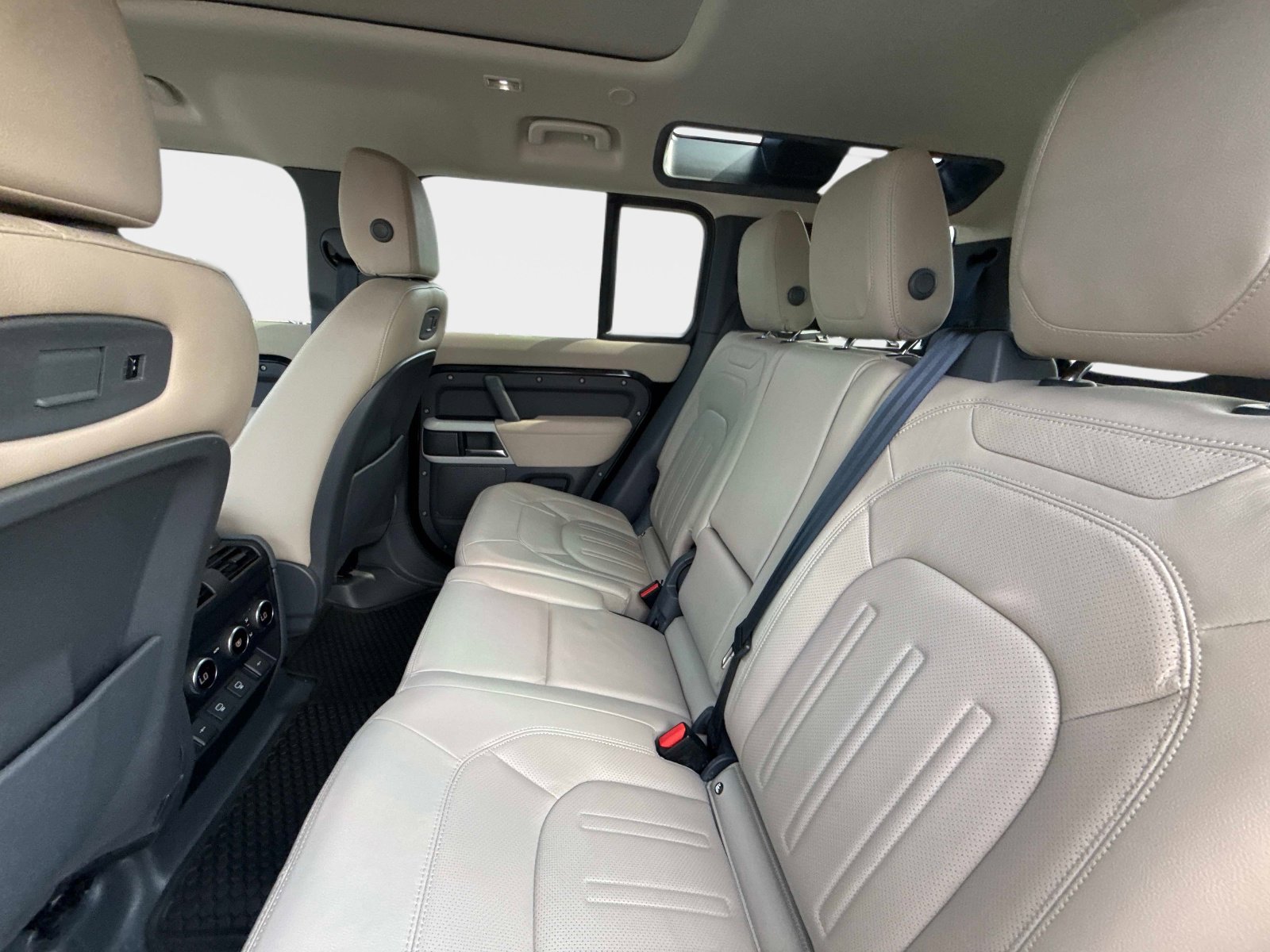 Used 2022 Land Rover Defender 110 S image 14