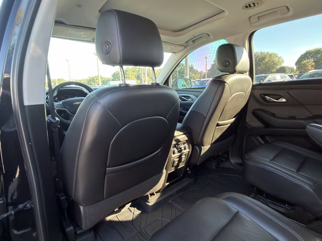 Used 2021 Chevrolet Traverse LT w/ LT Premium Package FWD image 16