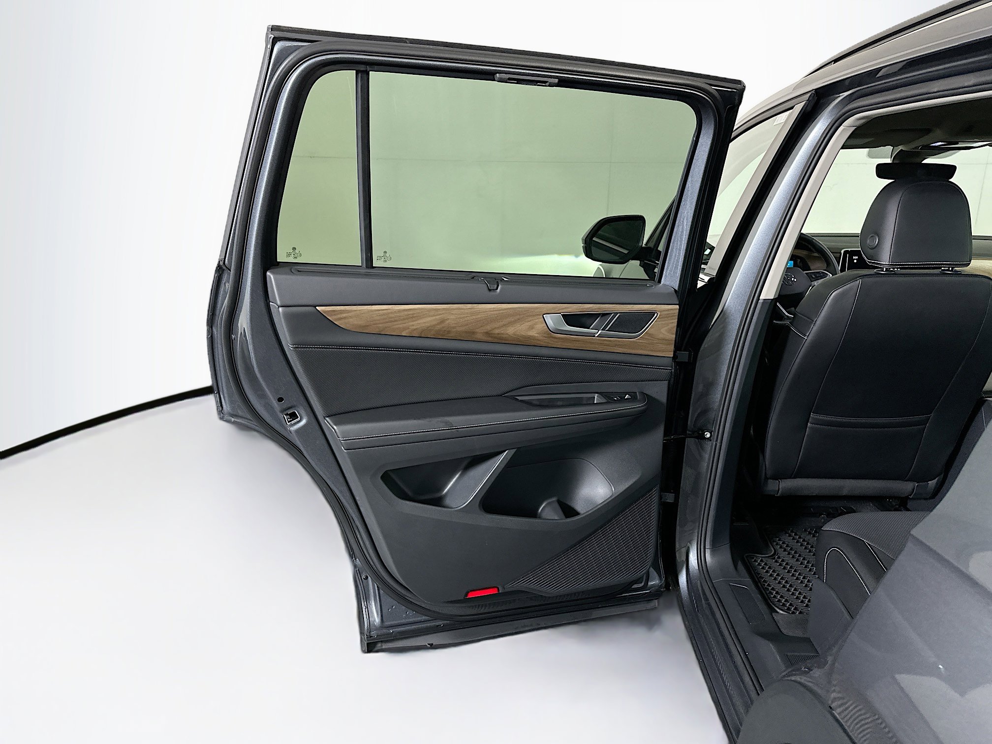 Used 2024 Volkswagen Atlas SE w/ Black Wheel Package FWD image 26