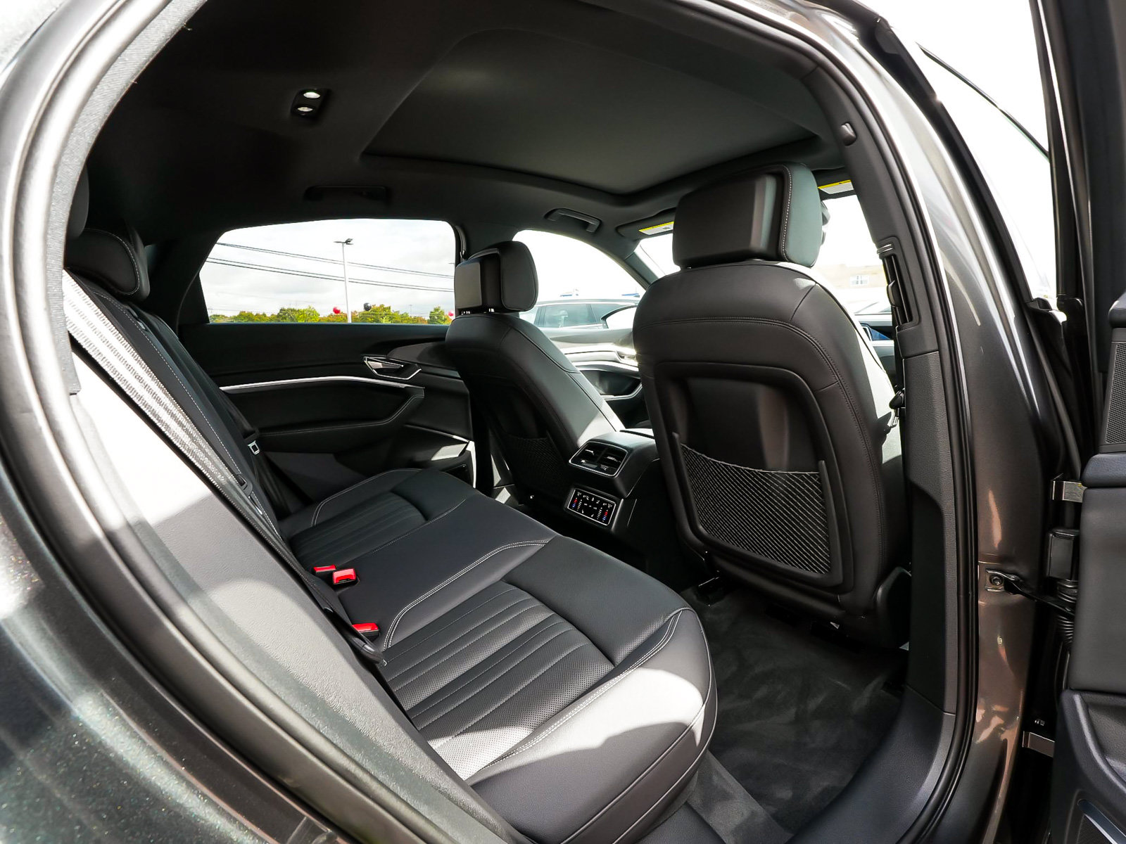 Used 2024 Audi Q8 e-tron Premium Plus w/ Premium Plus Package AWD/4WD image 37