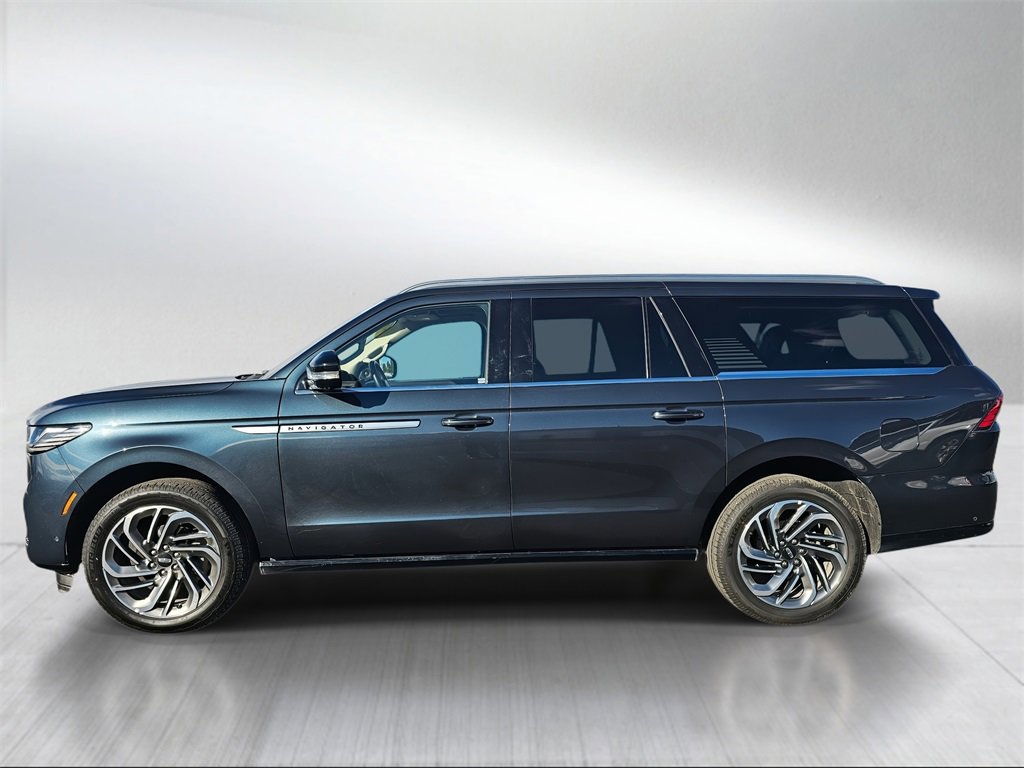 Used 2025 Lincoln Navigator L Reserve image 3