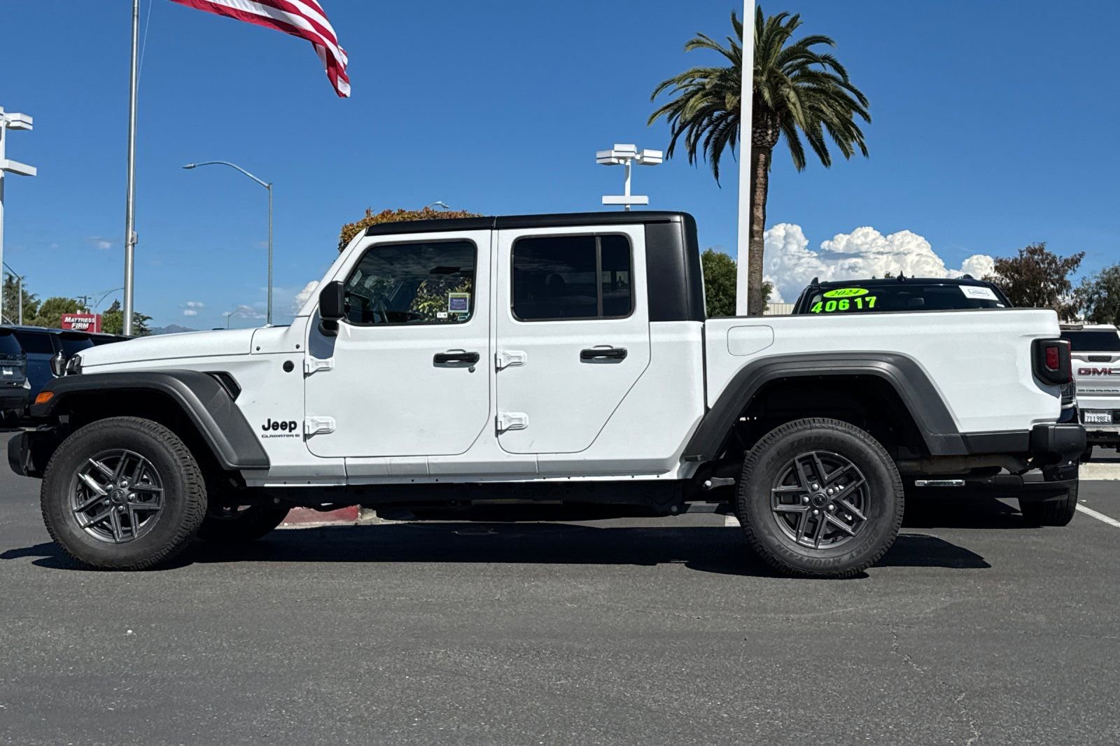 Used 2025 Jeep Gladiator Sport image 8