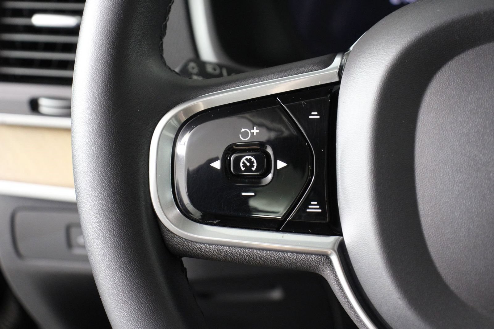 Certified 2023 Volvo XC90 T8 Plus w/ Protection Package Premier AWD/4WD image 10