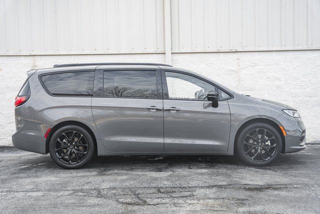 Used 2025 Chrysler Pacifica Limited image 4