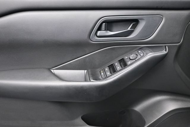 Used 2025 Nissan Rogue S AWD/4WD image 8