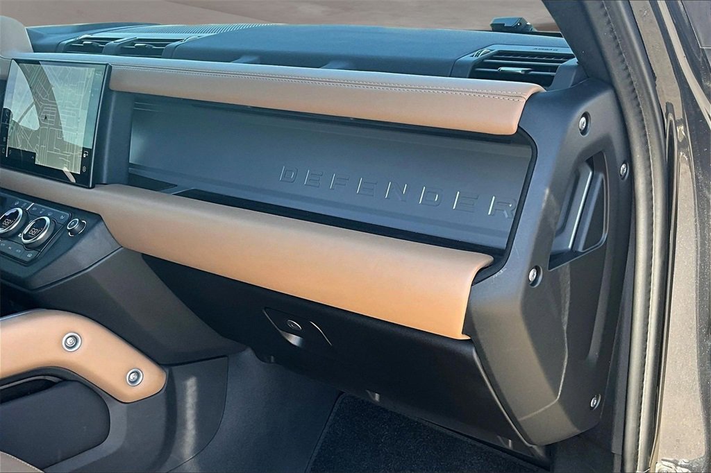 Used 2025 Land Rover Defender 130 V8 image 16
