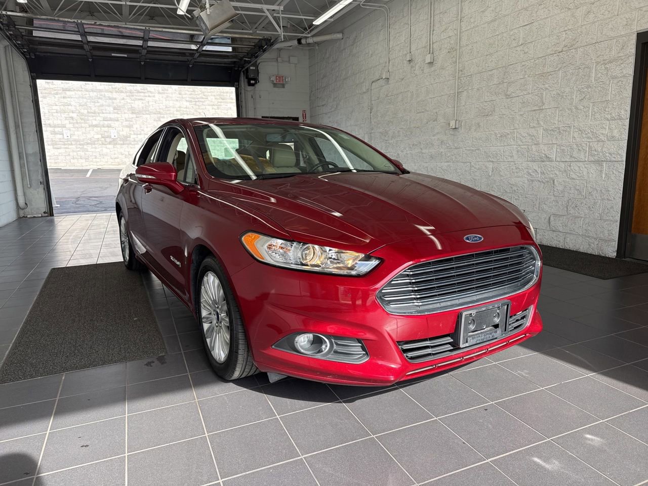 Used 2016 Ford Fusion SE w/ Equipment Group 502A FWD image 2