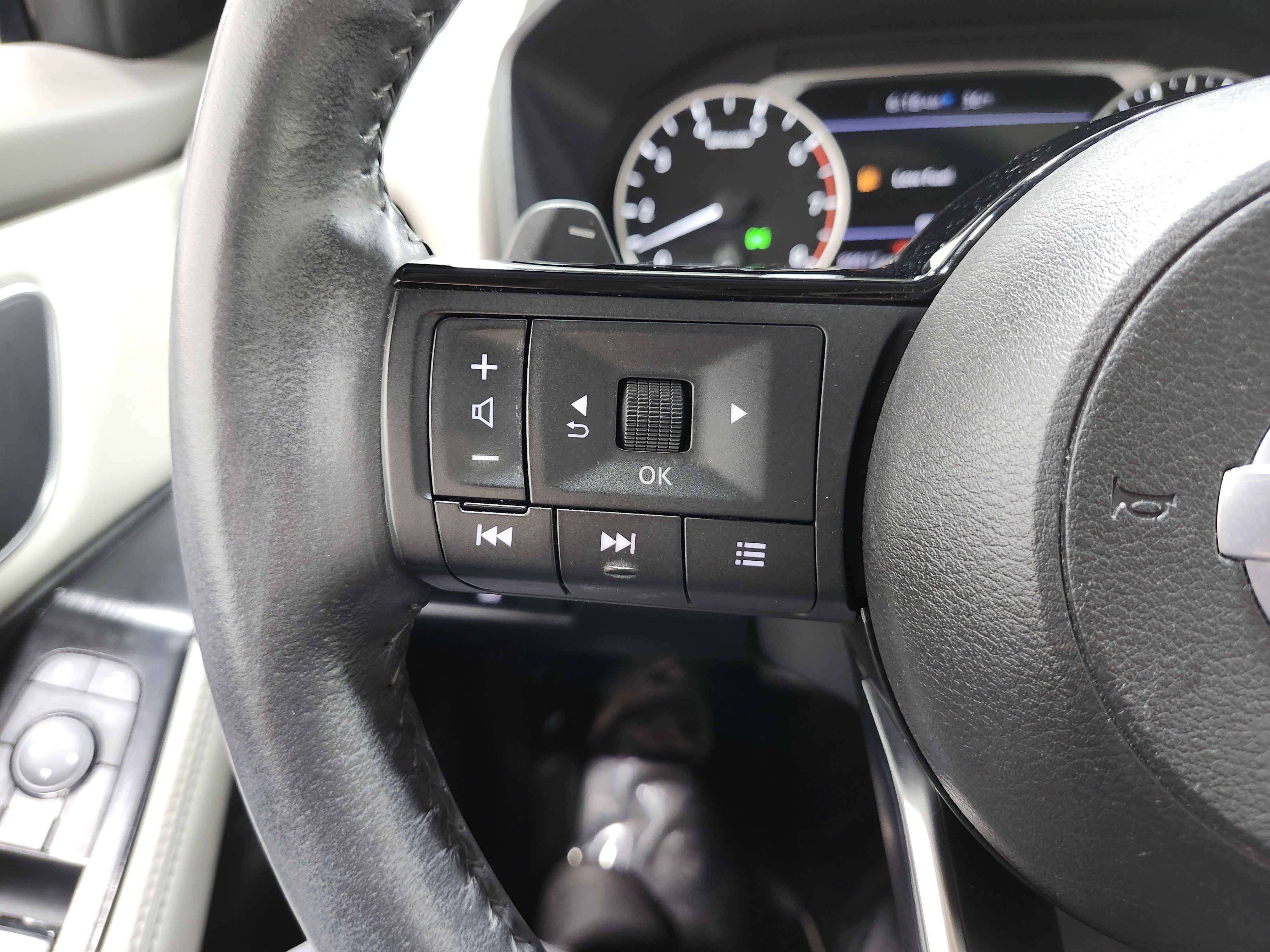 Used 2021 Nissan Rogue SV w/ Premium Package image 39