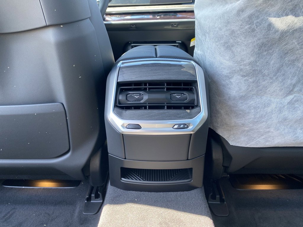 Used 2024 BMW 760i xDrive w/ Executive Package image 7