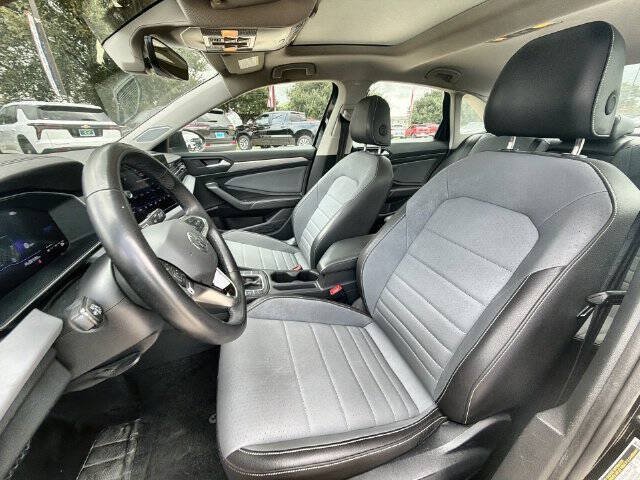 Used 2025 Volkswagen Jetta SE FWD image 18