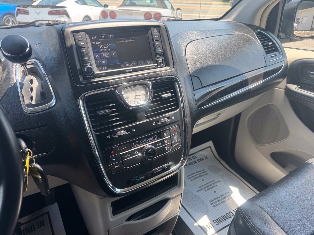 Used 2014 Chrysler Town & Country Touring FWD image 40