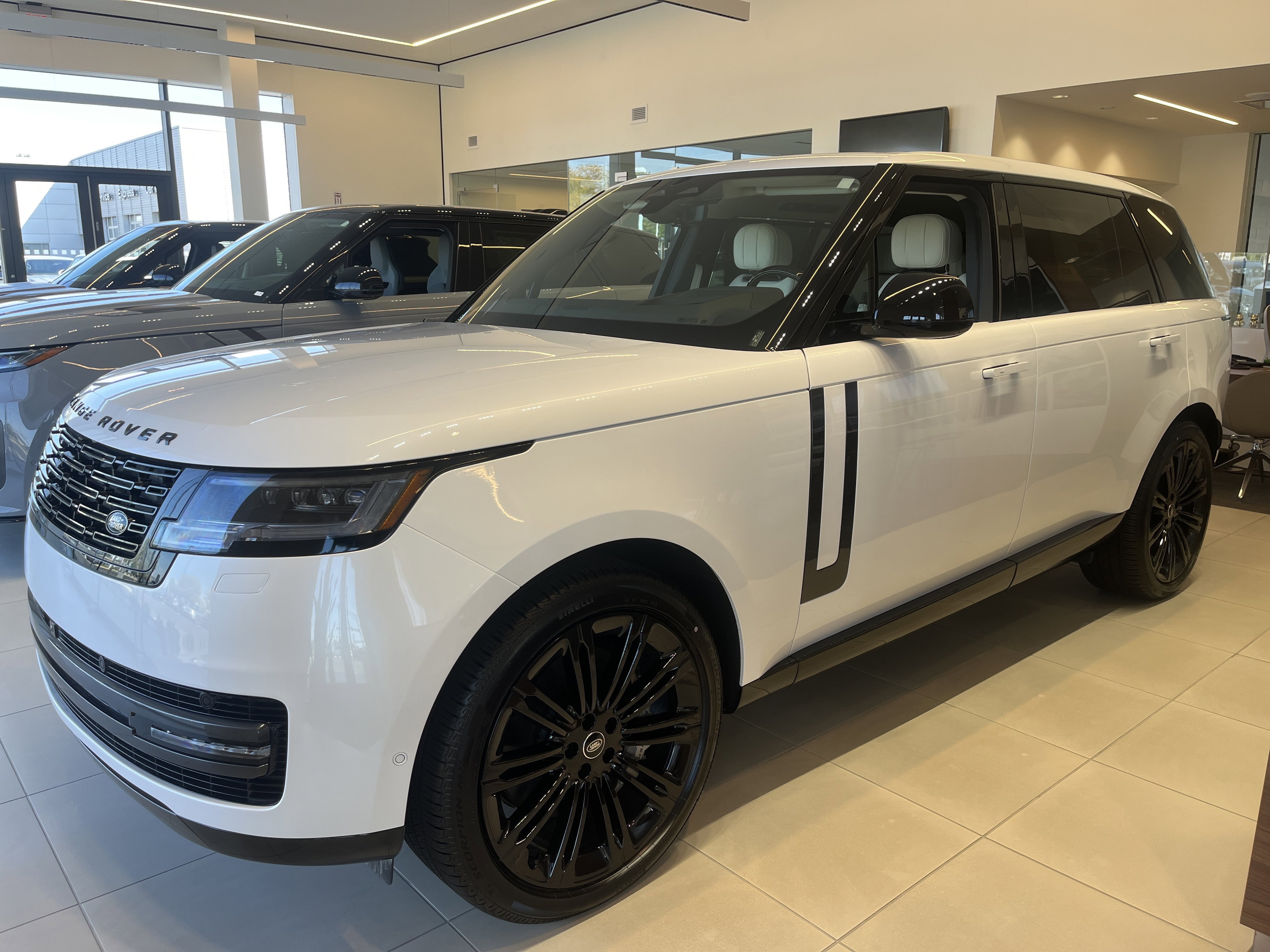 New 2025 Land Rover Range Rover Long Wheelbase SE image 1