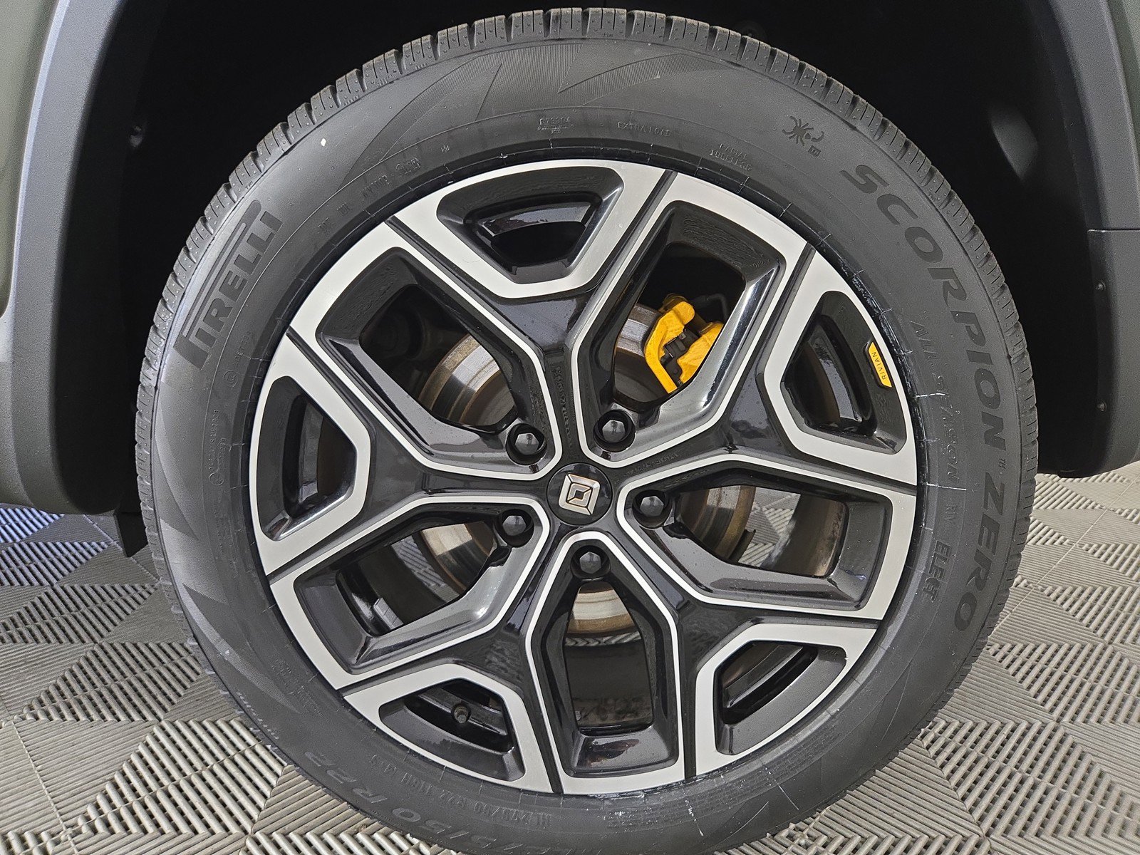 Used 2023 Rivian R1S Launch Edition image 10