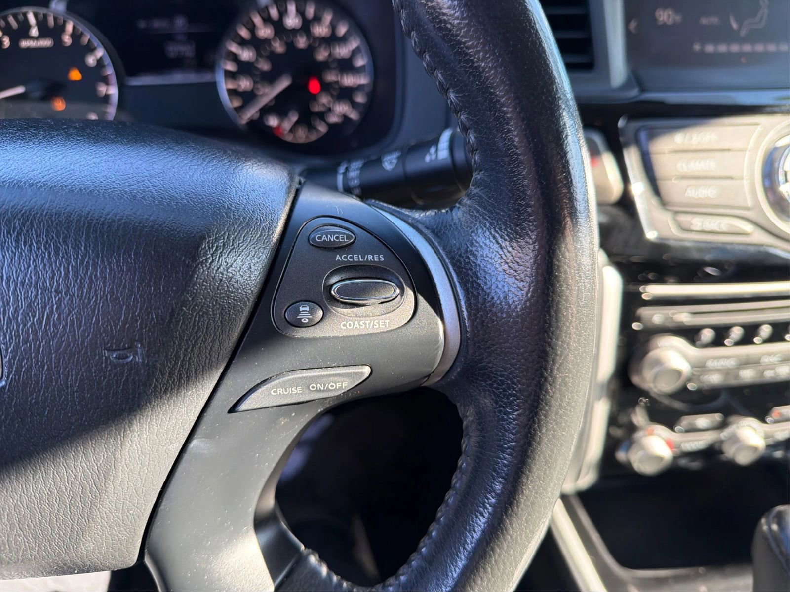 Used 2019 Nissan Pathfinder SV image 30