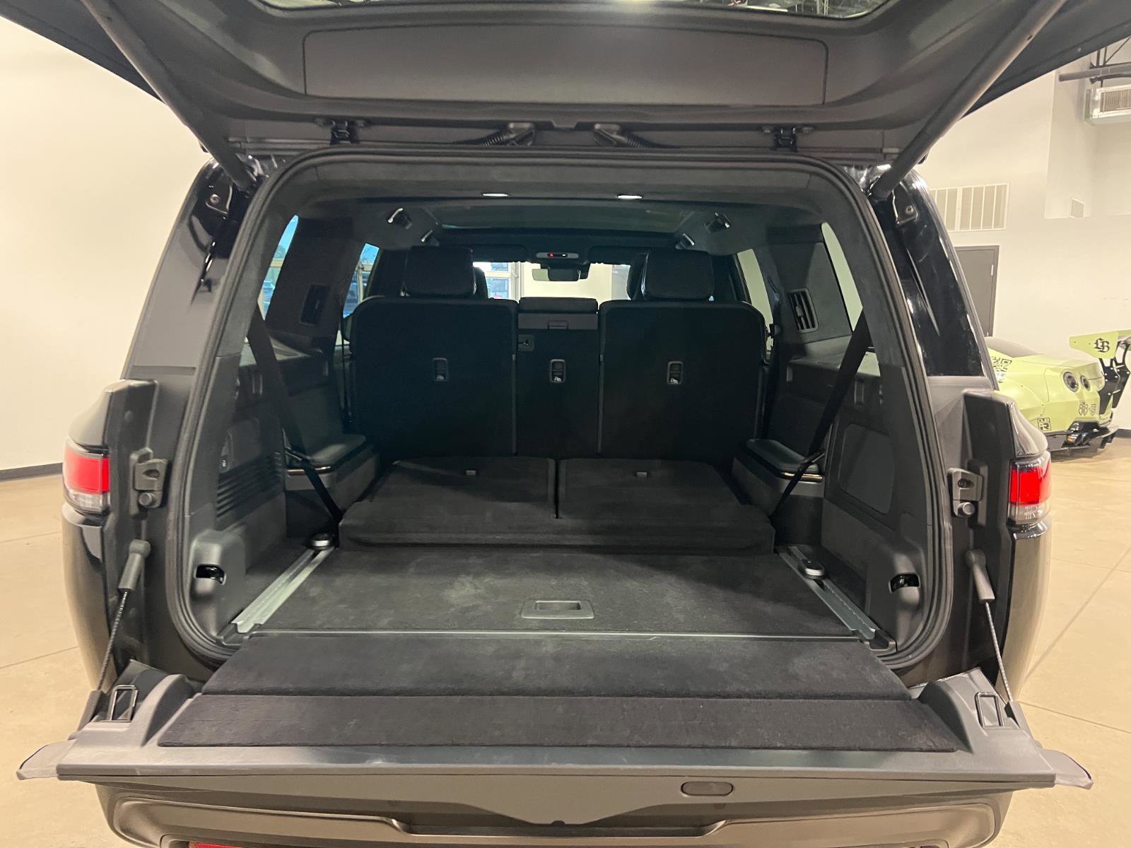 Used 2025 Rivian R1S Premium image 33