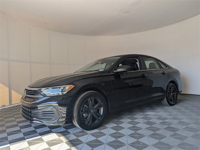 Certified 2022 Volkswagen Jetta SE w/ Panoramic Sunroof Package image 4