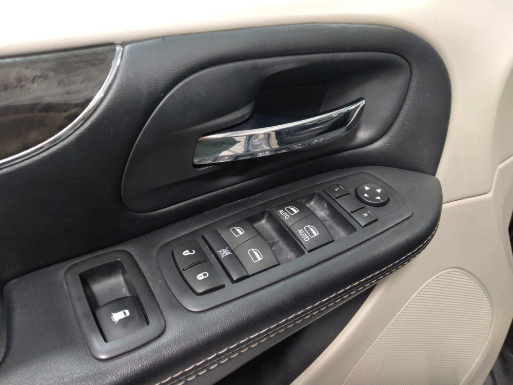 Used 2016 Chrysler Town & Country Touring image 27