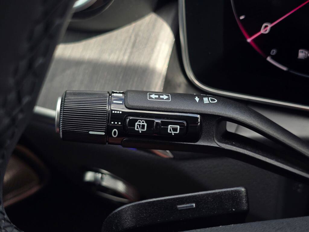 Used 2025 Mercedes-Benz GLC 300 4MATIC image 41