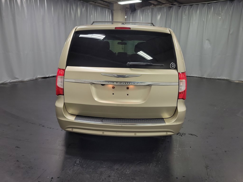 Used 2012 Chrysler Town & Country Touring-L w/ Driver Convenience Group FWD image 8