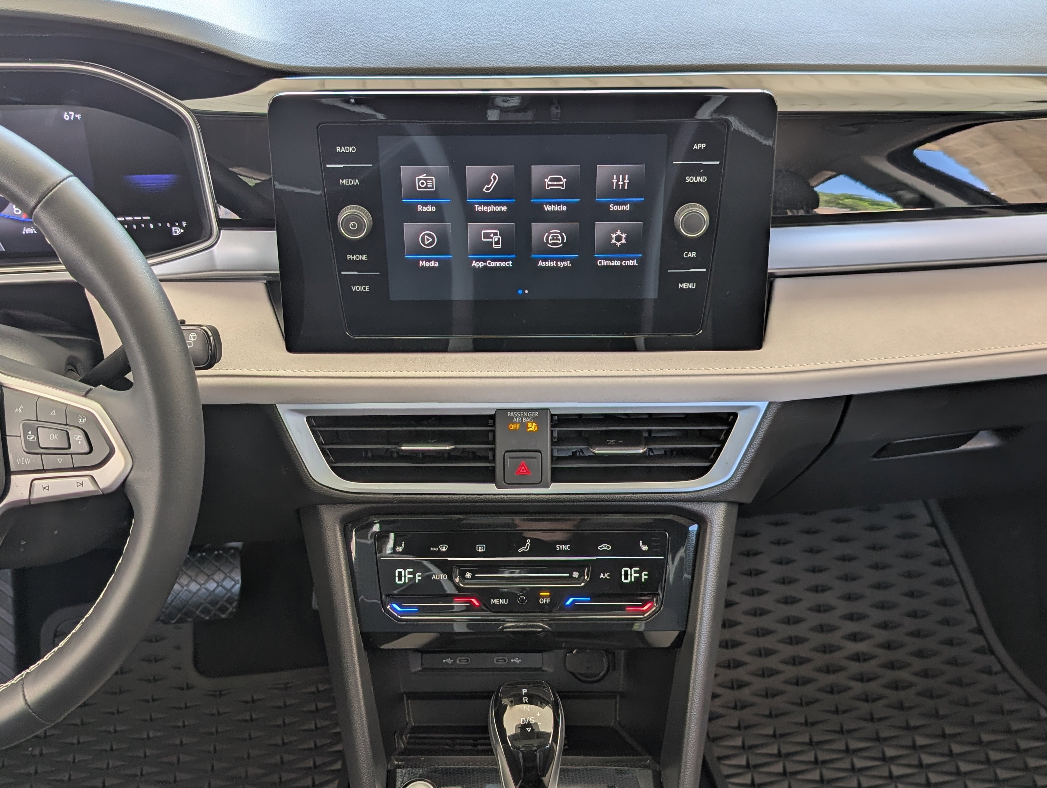 Used 2025 Volkswagen Taos SE w/ Panoramic Sunroof Package FWD image 26