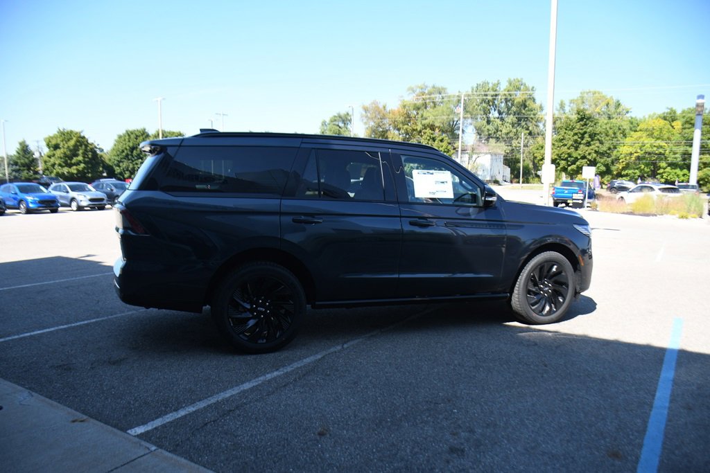 New 2025 Lincoln Navigator Reserve w/ Jet Appearance Package image 7