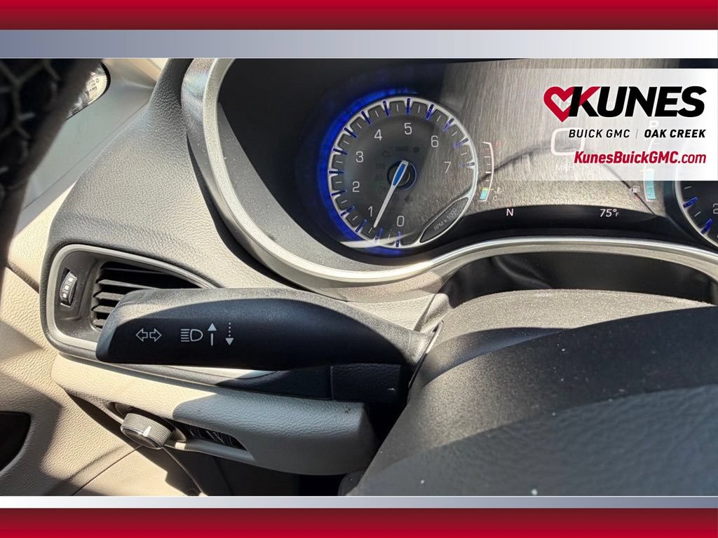 Used 2023 Chrysler Pacifica Touring-L FWD image 15