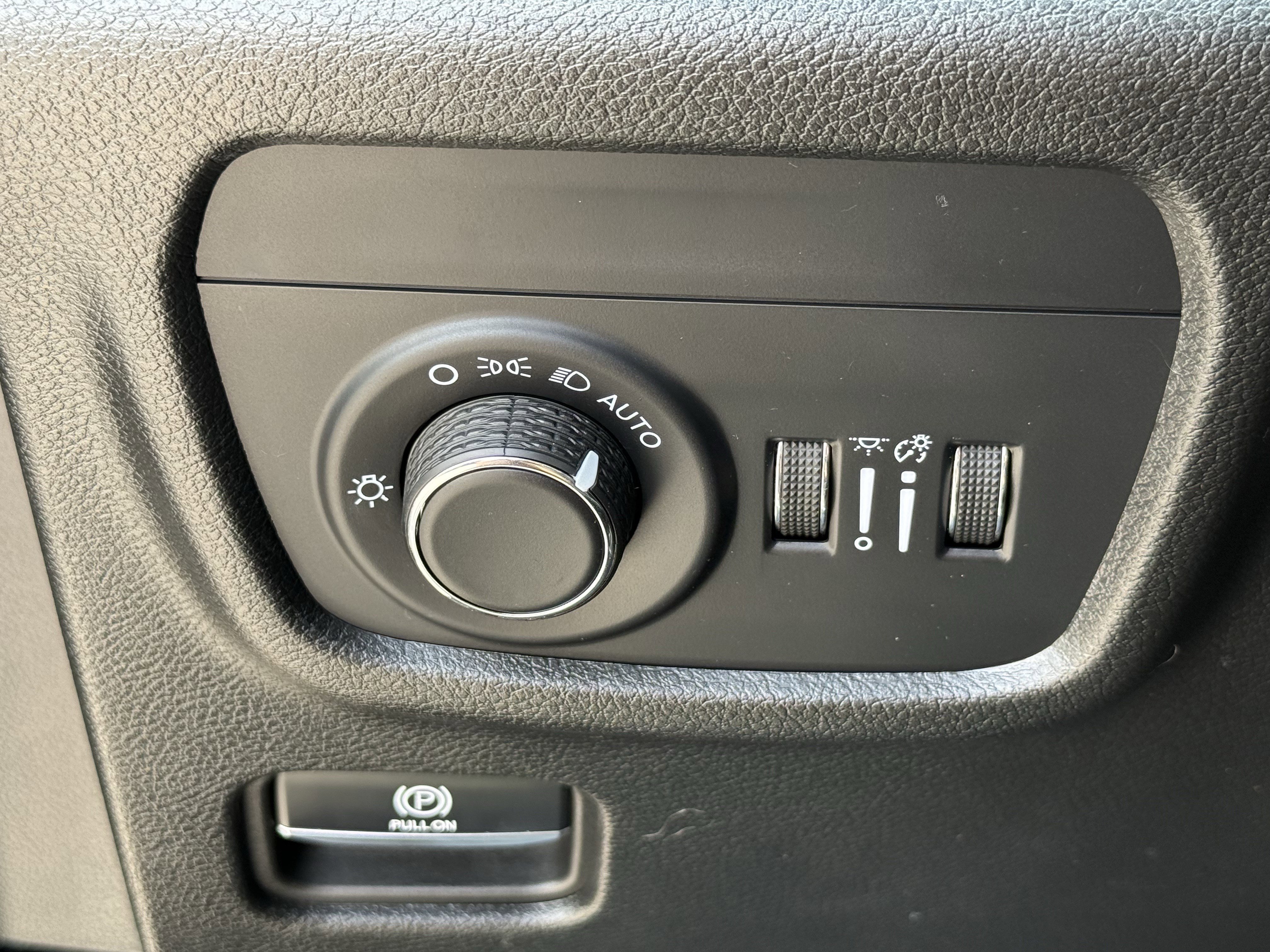Used 2025 Jeep Grand Cherokee Altitude AWD/4WD image 25