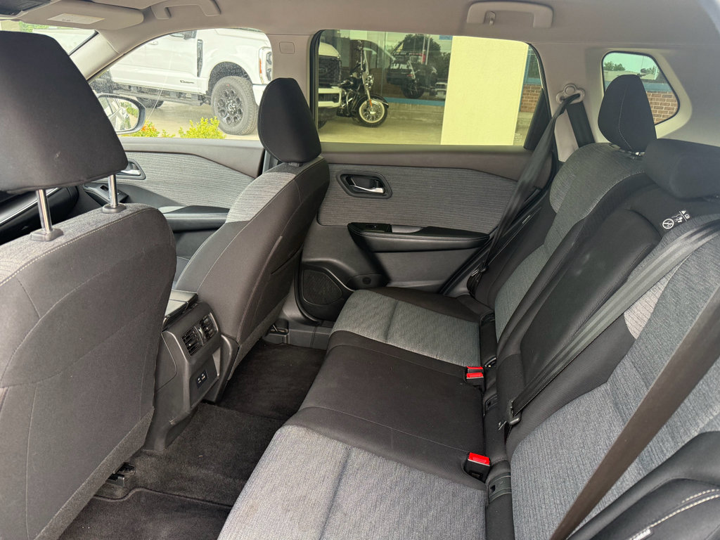 Used 2023 Nissan Rogue SV FWD image 12