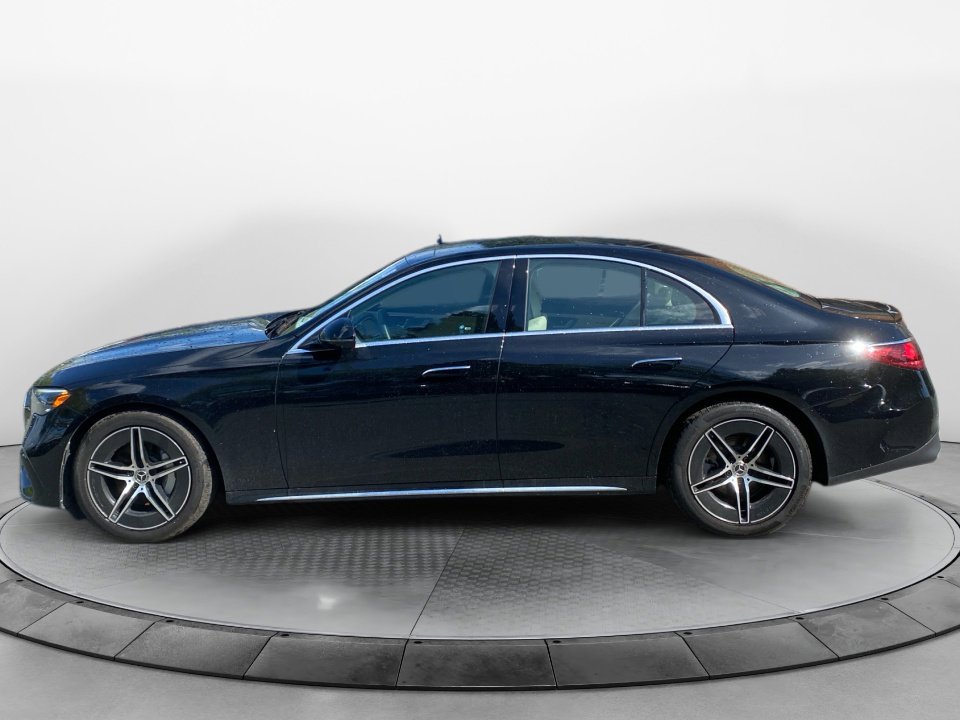 Used 2025 Mercedes-Benz E 350 4MATIC Sedan image 4