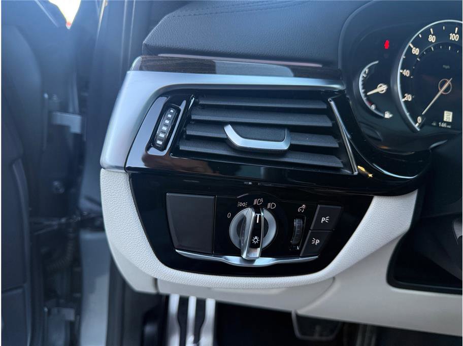 Used 2019 BMW M550i xDrive image 27