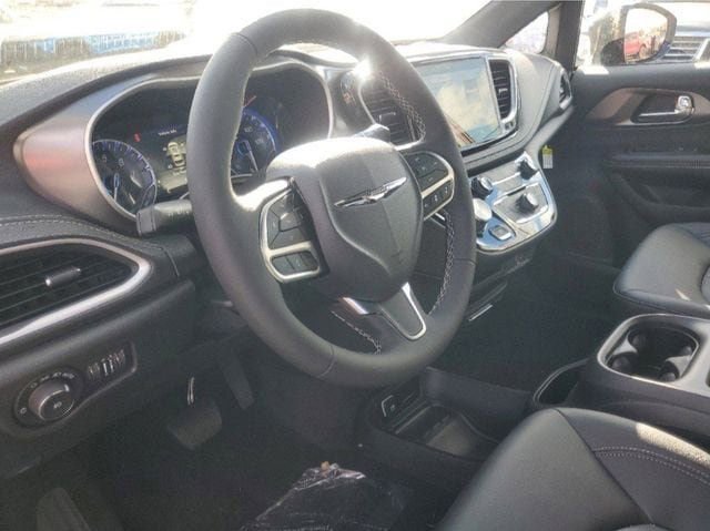 New 2026 Chrysler Pacifica Select AWD/4WD image 11