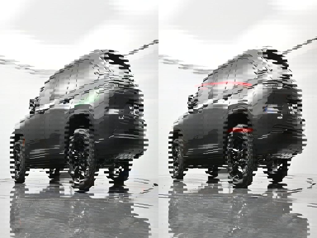 New 2025 Jeep Grand Cherokee Limited w/ Black Appearance Package image 39