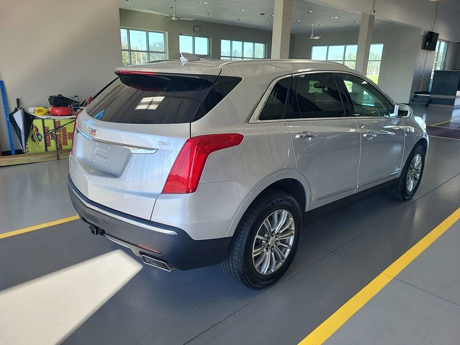 Used 2017 Cadillac XT5 Luxury w/ Driver Awareness Package image 3
