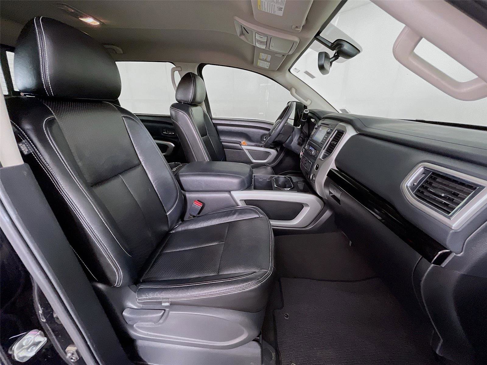 Used 2018 Nissan Titan SV w/ SV Convenience Package image 30