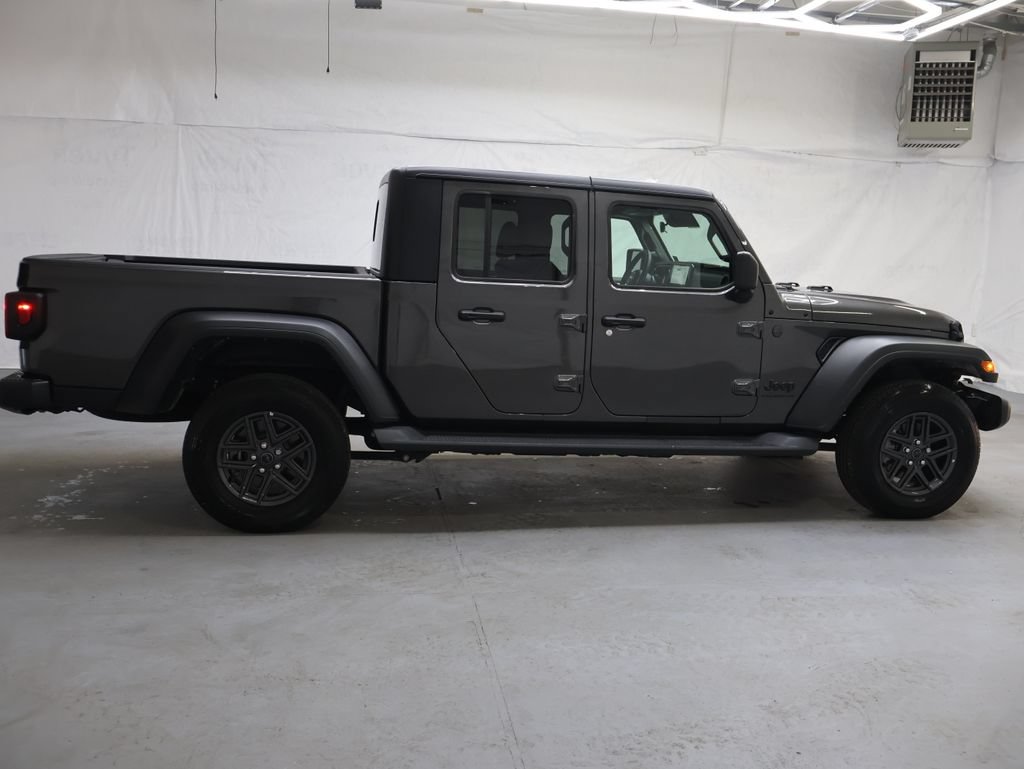 Used 2025 Jeep Gladiator Sport AWD/4WD image 8