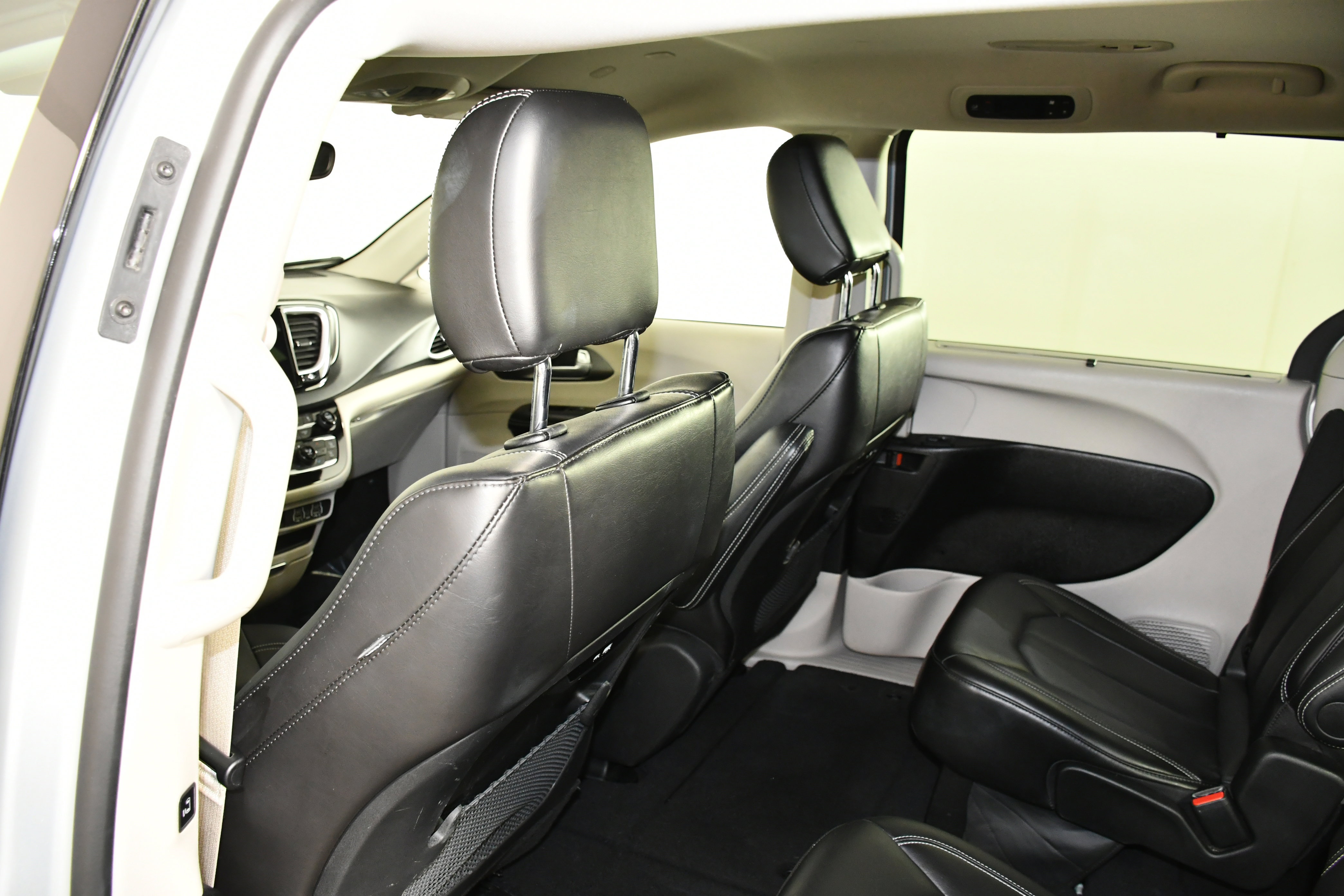 Used 2024 Chrysler Pacifica Touring-L image 45