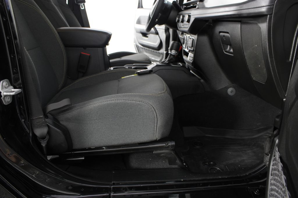 Used 2025 Jeep Wrangler Unlimited Sahara AWD/4WD image 19