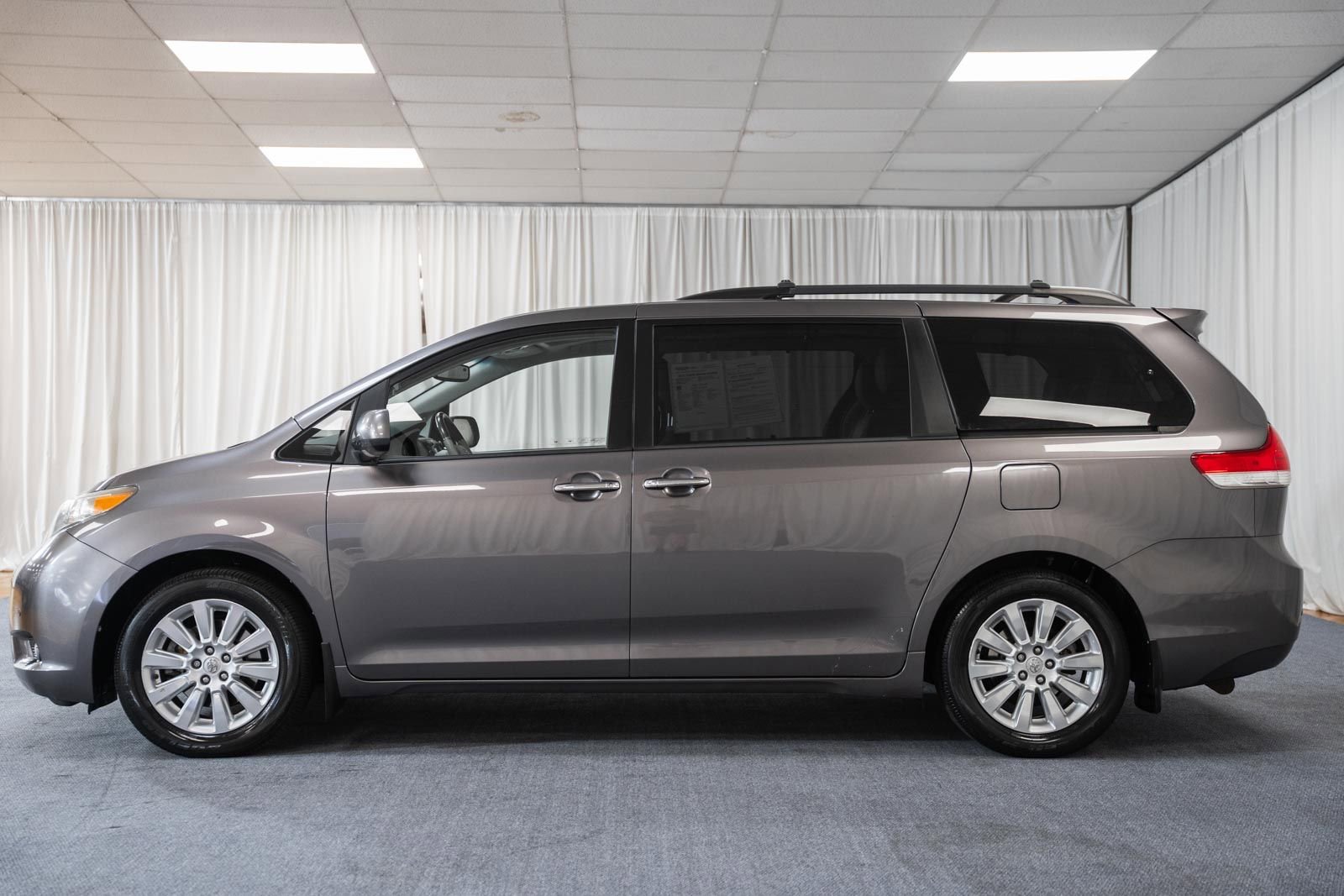 Used 2011 Toyota Sienna Limited w/ Premium Pkg image 5
